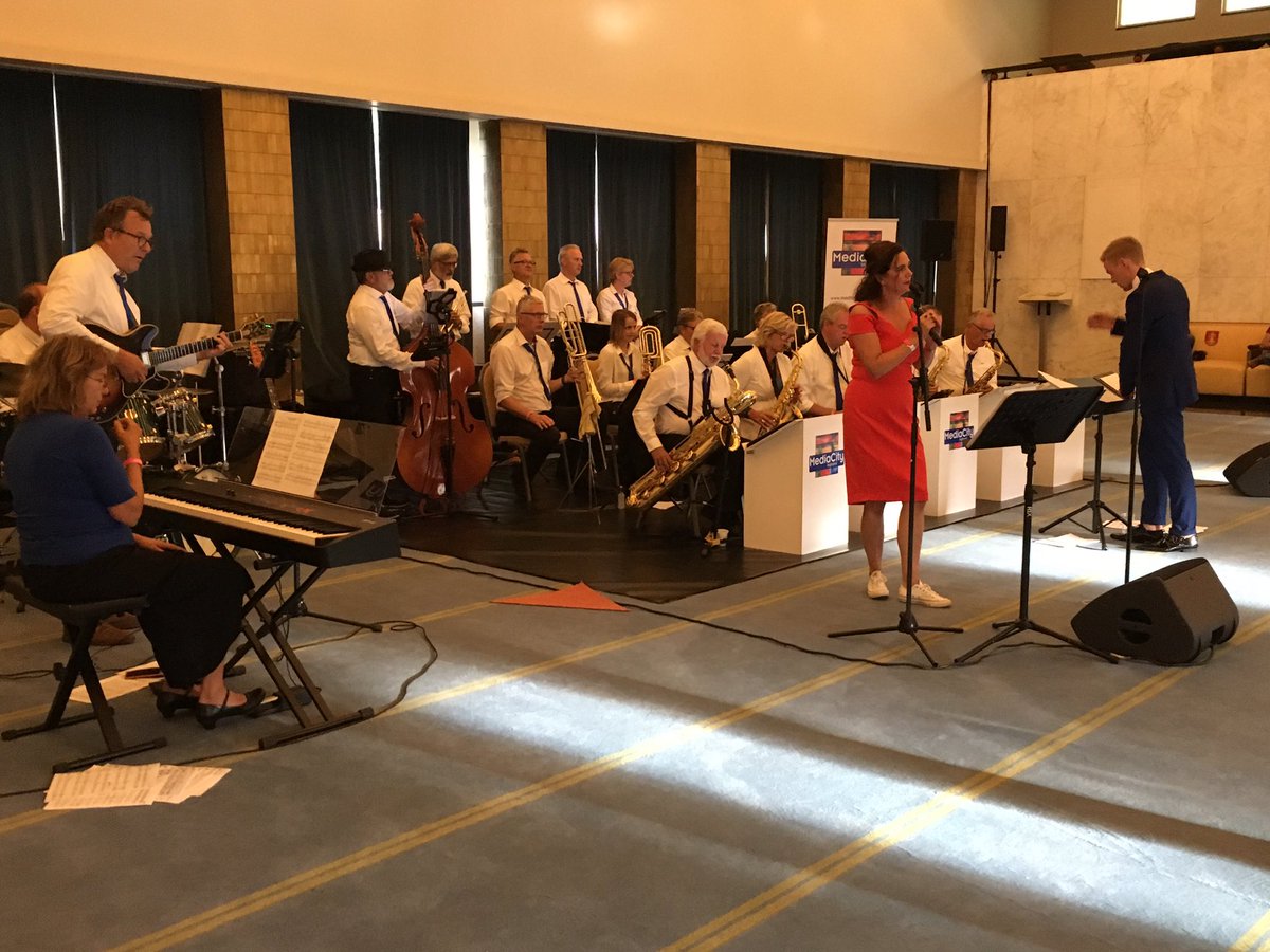 Mediacity bigband speelt het dak van het raadhuis! Kom ze nu ook bekijken #dudokinconcert #dic #dudokinconcert2017