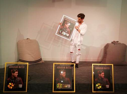 .<a href="/AbrahamMateo/">Abraham Mateo</a> recibe sus discos de Oro en España, US, Argentina y Platino en Chile por el éxito internacional de "Loco Enamorado" ¡BRAVO!