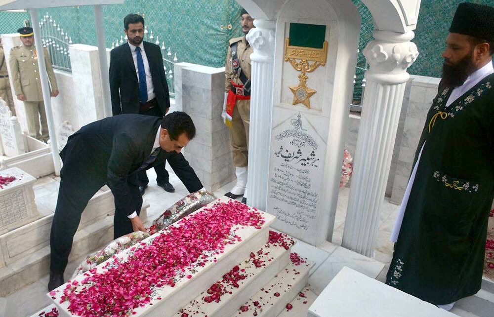 zahaibnabeel's tweet photo. Former COAS General Raheel Shareef visited grave of his brother Maj Shabir Shareef today. #PakDefenceDay #6September2017  #Pakistan https://t.co/pW6BEXJt7v