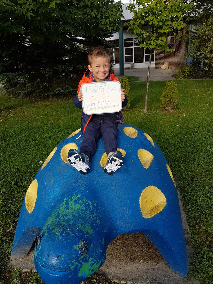 tklhatfield's tweet photo. First day of SK! 🚸🤓🍏 #learning  #firstdaypix2017 #happyfeels #excited https://t.co/mkMpqGllJj