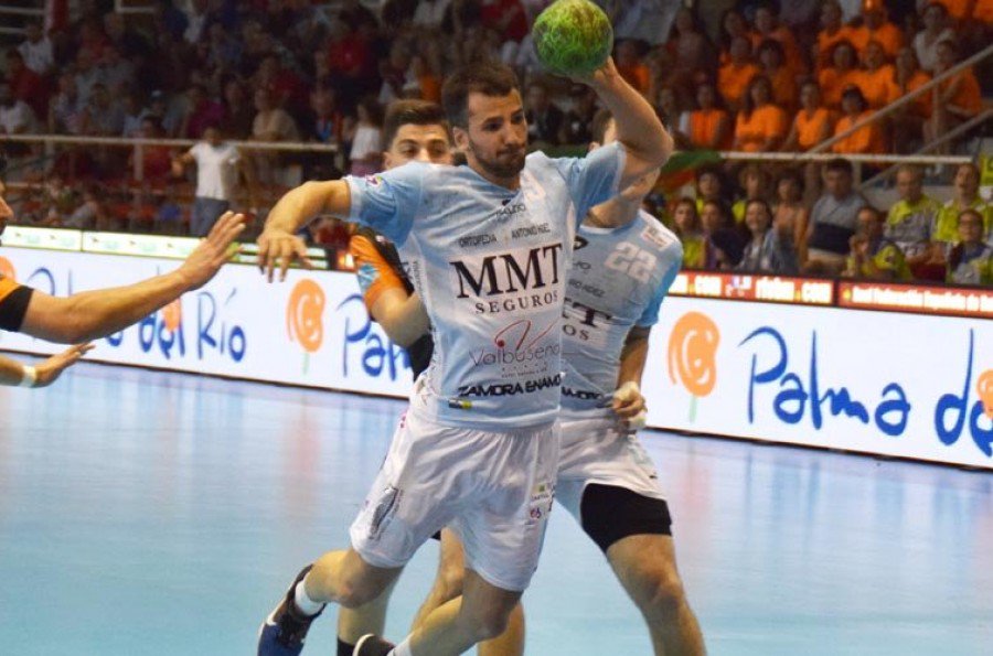 Zamora24horas's tweet photo. .@GuilleCometa, del @BalonmanoZamora, operado con éxito en Madrid https://t.co/5RNxK6DxYQ ¡Ánimo en la recuperación! https://t.co/PTmq7qRvS7