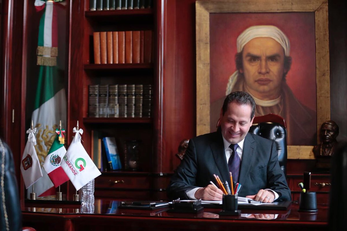 eruviel_avila's tweet photo. Lograr en Grande, es saber que tu sueño es el sueño de mexiquenses que consiguieron tener un mejor futuro. #GraciasEdoméx https://t.co/qU3qAa7Gmj