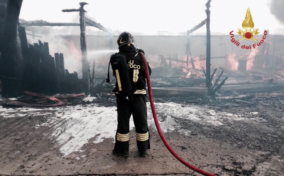 RobRe62's tweet image. RT @emergenzavvf:#6set 19:15, in corso intervento per l'incendio di una falegnameria a #SanValentinodellaCollina(PG)