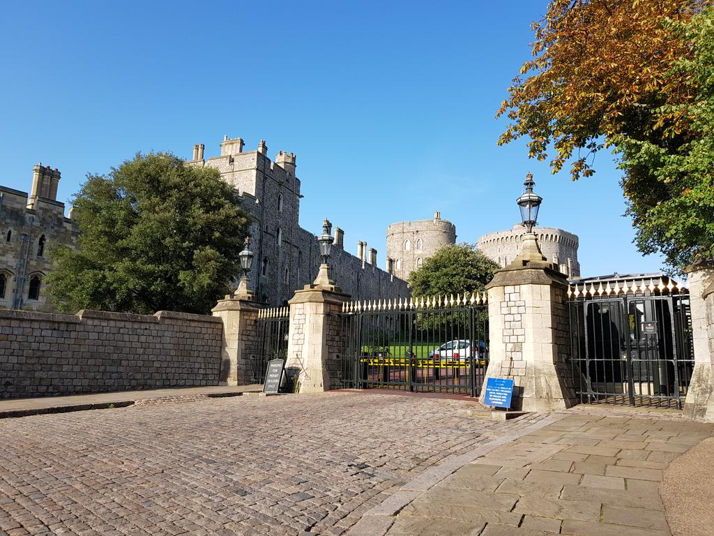 cosmicjulie's tweet photo. Not a bad gaff for a meeting #leadership #windsorcastle #cosmicuk https://t.co/rSpFDtq4lo