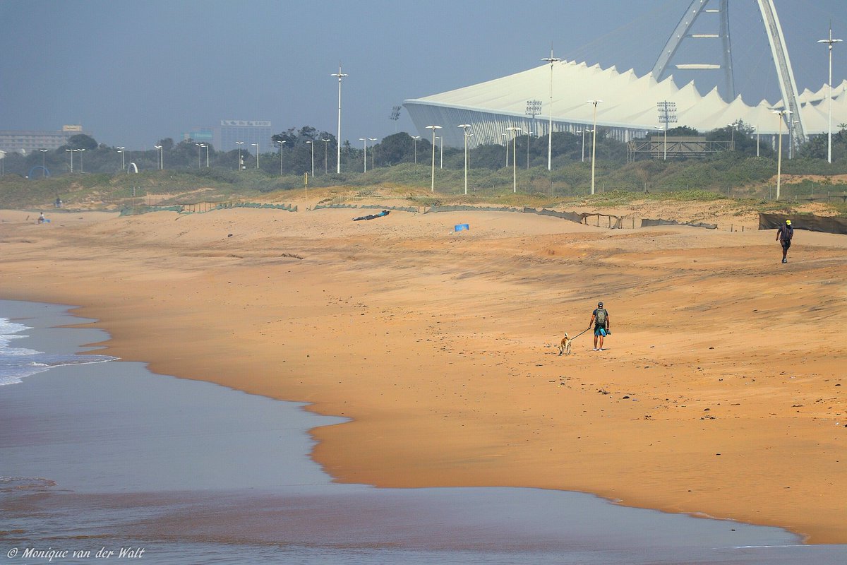 🏖️Spectacular beach walk view on #Durban promenade; 🔝spot for skaters, bladers, cyclists, runners &amp; pet lovers 🐶
A5 #TravelChatSA 🇿🇦
