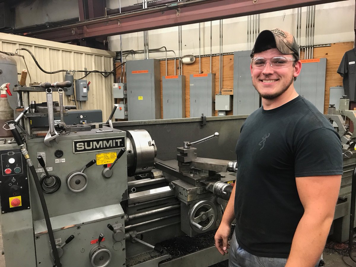 larry_garrity's tweet image. Congrats to #1WC #MachineToolTechnology graduate Kyle Smith on his employment with Harrahs Hose &amp;amp; Hydraulics #CTEis4me #COOPworks