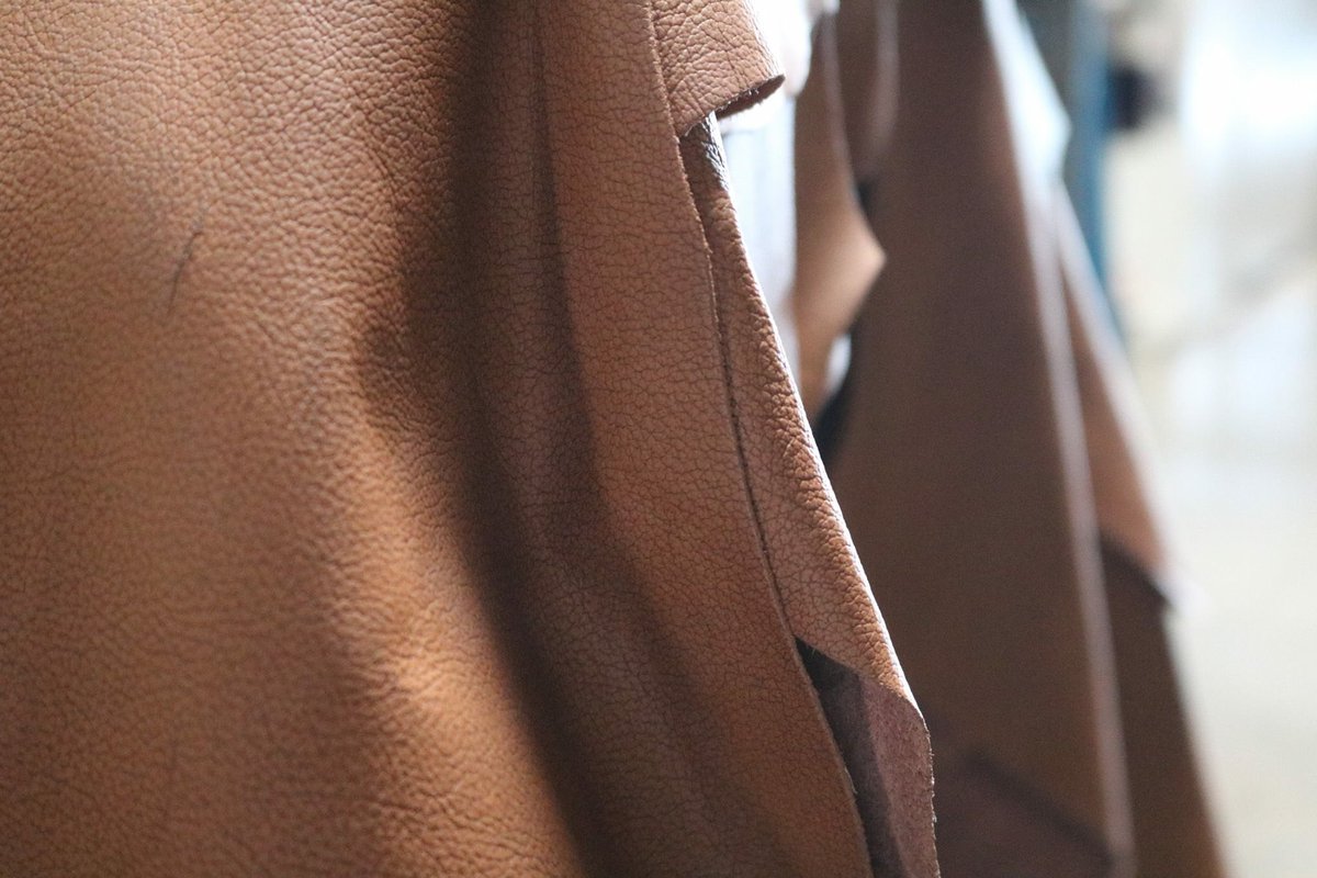 danfieldleather's tweet photo. Two Tone Perfection #custom #leather #leatherhides #design #hospitality #interiordesign #cowhide #americanmanufacturing #madeinla https://t.co/K86q6zRL1x