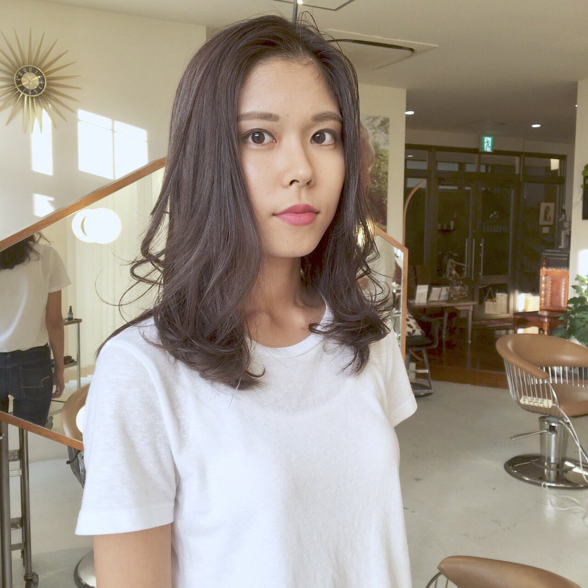 Hair Make Emni Twitter પર ウィービングカラー 全体に細かいハイライトを入れて グレーカラーon 初めは少し暗めだけど 抜けると綺麗な明るめアッシュになります 光に当たった時の透け感は最高 これから色が抜けていく感じも楽しんでね