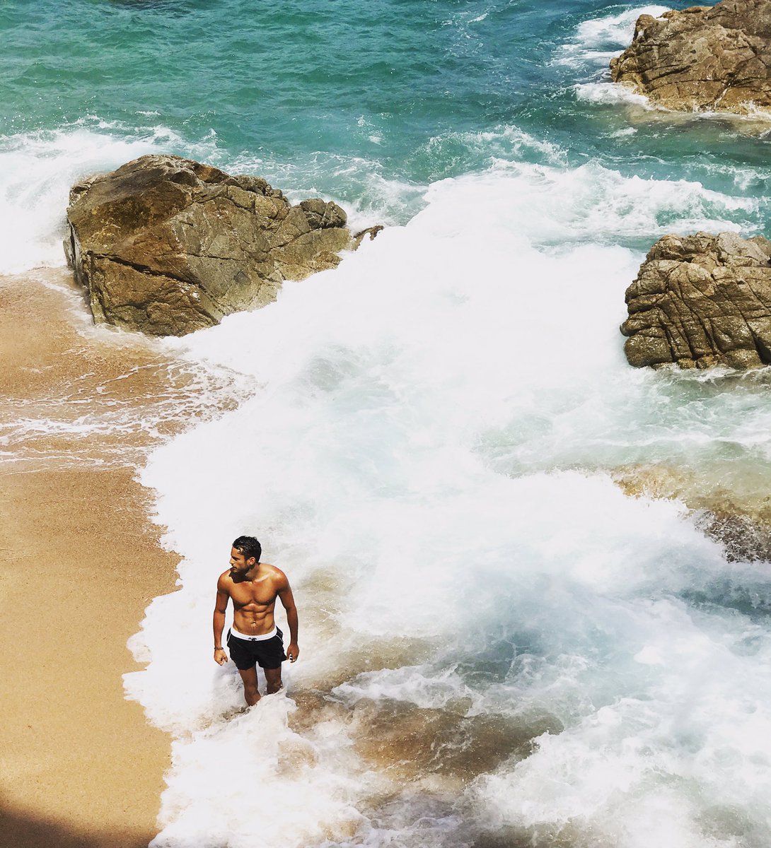 lebrunalex's tweet photo. Hâte de voir la Suite des aventures de @CashIsland_C8 sur @C8TV ! Avant de partir reste à savoir à qui j'ai donné Le tresor ? 💰🌴 https://t.co/OyOQStVwUY