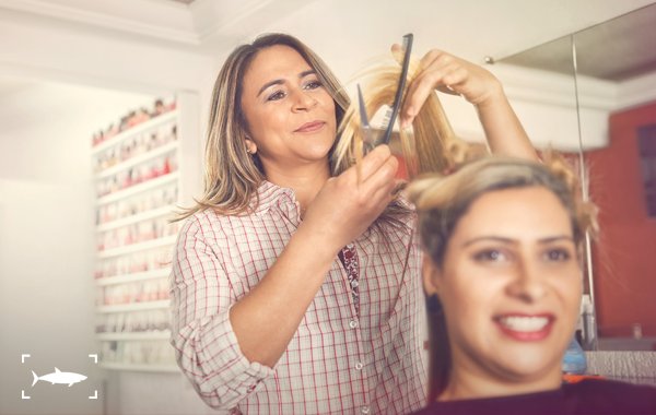 Irana começou num espaço pequeno. Com o microcrédito, ampliou seu salão. Veja + histórias do Prospera: goo.gl/bA1wHz #SharkTankBR🦈