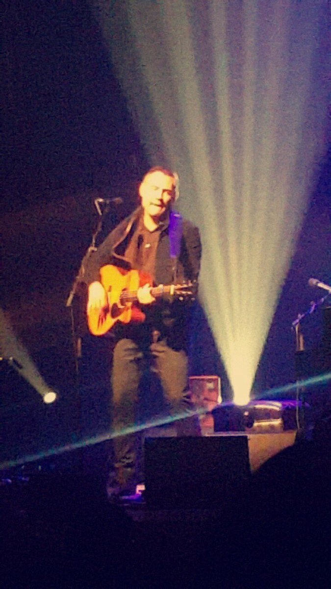 pjmurts's tweet image. What a musician 👏👏👏#rollingbacktheyears @DavidGray @NCH_Music @shellabella85