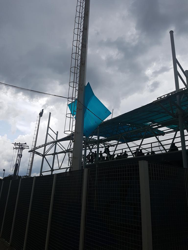 Fuertes vientos desprenden el techo del estadio de lecheria pendiente las autoridades municipales en este momento
