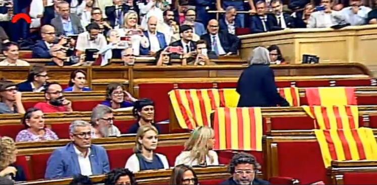 juanarza's tweet photo. La diputada Àngels Martínez de Podemos quita las banderas eapañolas que había dejado el Grupo Popular: HISPANOFOBIA. https://t.co/aXnc3ML9o6