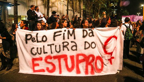 GaleraVermelha's tweet photo. ANA PERUGINI: O TRANSPORTE É PÚBLICO. O CORPO DA MULHER, NÃO!

>> https://t.co/dwBsOXnxzf << https://t.co/zSZ4eJFsNM