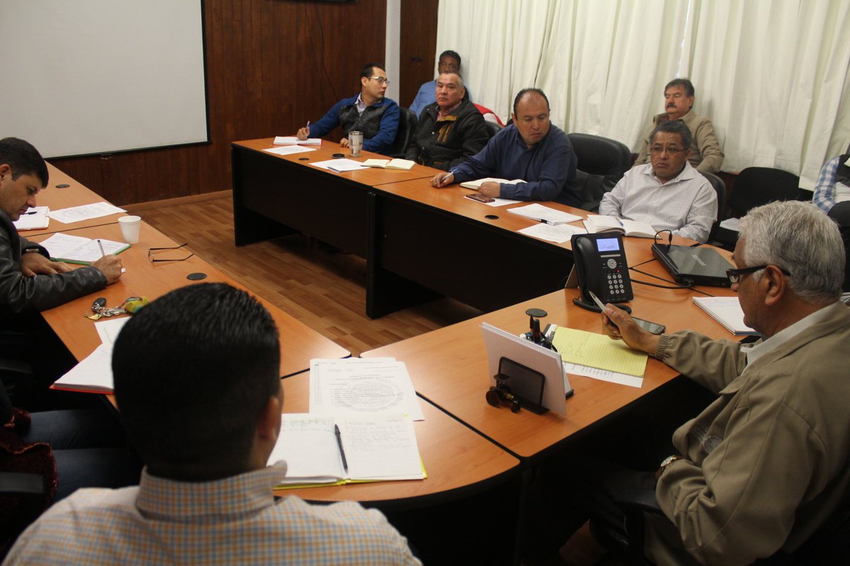 SADERPue's tweet photo. Reunión de staff para revisar y mejorar los canales de comunicación que involucran al titular de la Delegación. #SAGARPAPue https://t.co/5UBTLNMgoJ