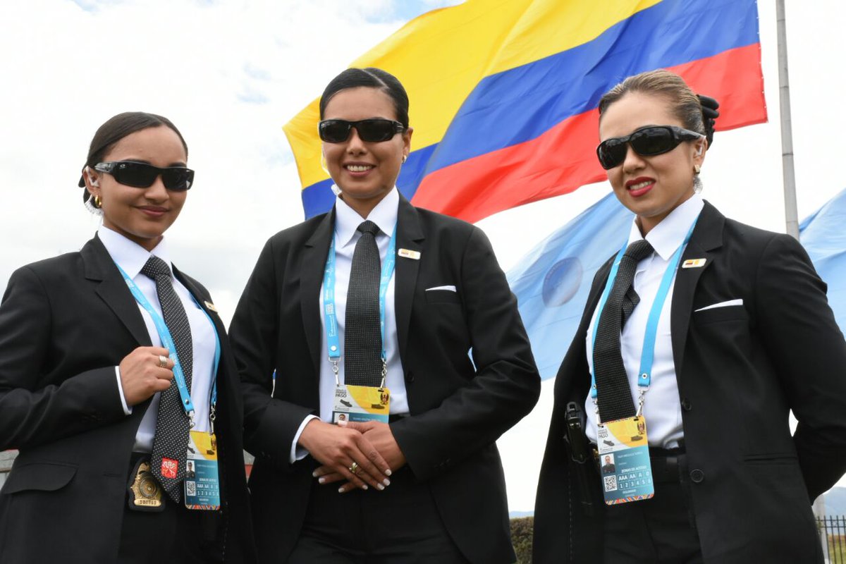ProteccionPonal's tweet image. las mujeres @PoliciaColombia capacitadas y entrenadas para la seguridad de Su Santidad, mostrando su valor y valentía #BienvenidoFrancisco