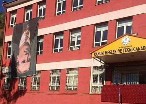 Atatürk portresini ters asarak dolaylı yoldan hakaret ediyorlar. Dolaylı anlatıma gerek yok, bak ben doğrudan söylüyorum; Alçaksınız.