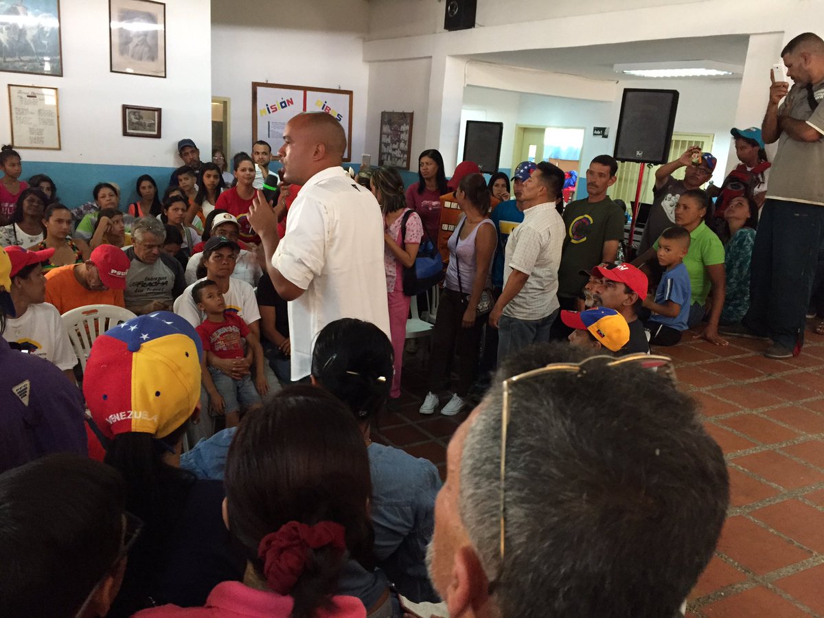 HectoRodriguez's tweet photo. En #LaMacarena #LosTeques #AltosMirandinos hablando con los vecinos de la seguridad! #MirandoAlFuturo https://t.co/zH2y7E05sq