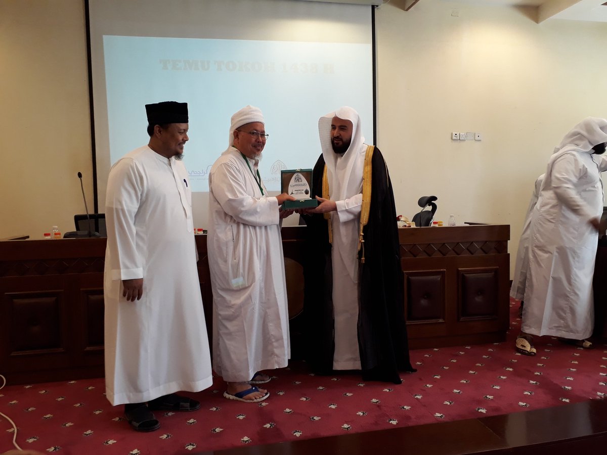 Foto <a href="/UstdzTengku/">Tengku Zulkarnain</a> Zulkarnaen, Sekjen MUI saat dihadiahkan plakat dan misylah/baju kebesaran oleh Muazin Masjdilharam, Sy Ahmad Yunus Khojah.