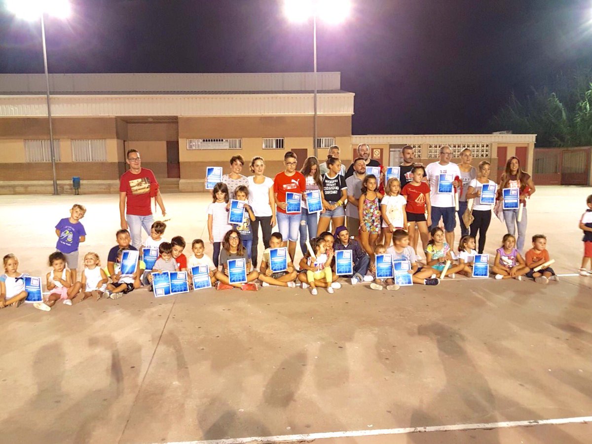 muixerangablava's tweet image. Hem acabat l'assaig amb el lliurament del diploma als nous muixeranguers. Ja en som més de 500 a la #Muixeranga #amunt !! #AlgemesiUNESCO