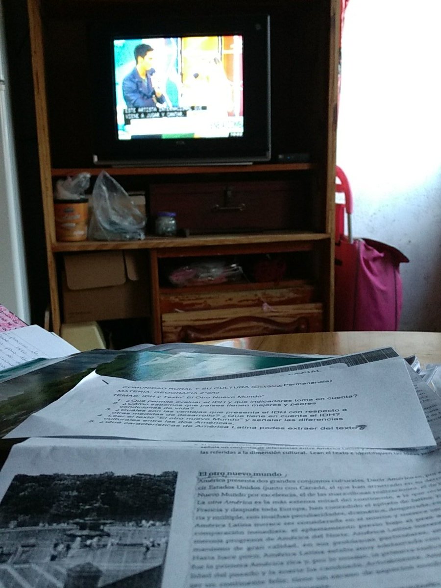 Cata_Bj13's tweet photo. Acรก Estudiando Y mirando Combate Jaja Genios..!!!! Aguante El Rojo โฅ๏ธ @combatearg #SemifinalCombate https://t.co/1mVuJ1k38J