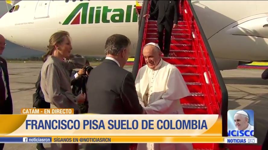 #LaVisitaDelPapa ¡Colombia te da la bienvenida papa Francisco! El sumo pontífice saluda al presidente <a href="/JuanManSantos/">Juan Manuel Santos</a> elpapaencolombia.co