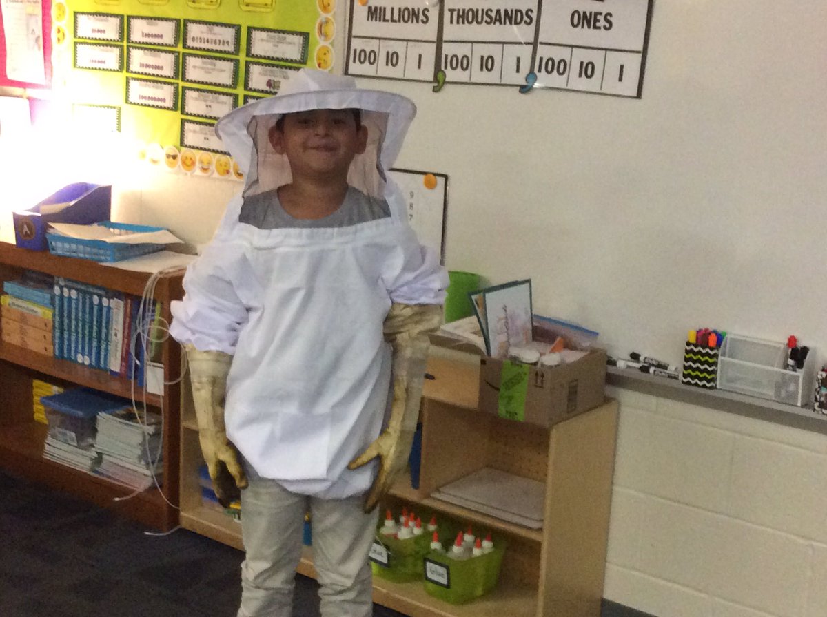 wilbersclass's tweet photo. Comanche's very own Cafeteria Staff Member/Beekeeper, Jo Patrick, with 4th grade! 🐝🙌🏼@Buffaloes_SMSD @theSMSD @missbrockmeier @lisakraus11 https://t.co/Jui9PItdts