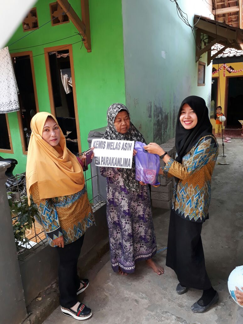Kegiatan kemis welas asih Desa Parakanlima kecamatan Jatiluhur. <a href="/DediMulyadi71/">Kang Dedi Mulyadi</a> <a href="/ratna_anne/">anne ratna mustika</a>