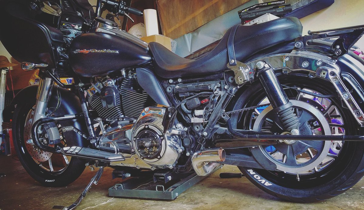 TeAjAeoNe's tweet photo. #southernmachinecompany #lachoppers #21f18rwheelset #harleydavidson #avoncobra #arlenness #performancmachine #rsdclarity #burlyloweringkit https://t.co/LO0TlftDNG