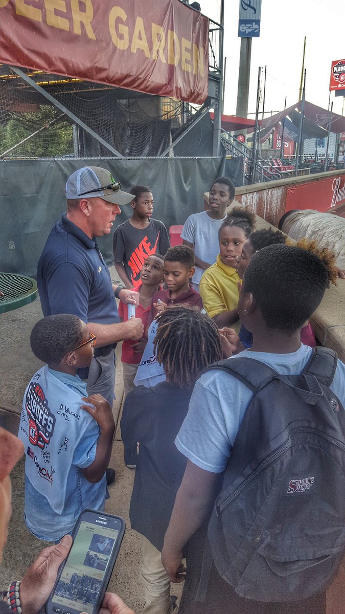 Chatt_CommDev's tweet photo. Thank you @ChattanoogaPD for taking some of our young men to the @ChattLookouts ball game!!! Cops &amp; Kids https://t.co/6E3aW9fhi3