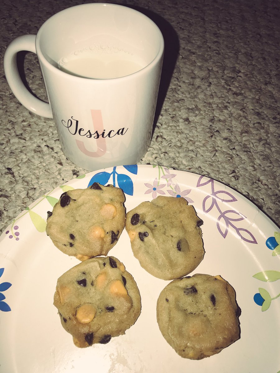 Jbou_12's tweet photo. Ready for @ericandjessie to come on!! One more hour! 💓 Great excuse to bake cookies! 🍪 #CookiEPremiere #EricAndJessie https://t.co/t0NqUrzVRh