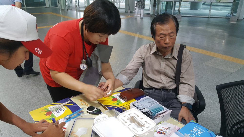 9월 첫주 심뇌혈관질환 예방관리 주간의 날로, 경강선 4개 역사에서 캠페인을 하고 있어요.. 오셔서 혈압, 혈당 체크도 하시고 선물도 받아가세요^^

9/1 경기광주역 9/6 초월역 9/7 삼동역 9/8 곤지암역