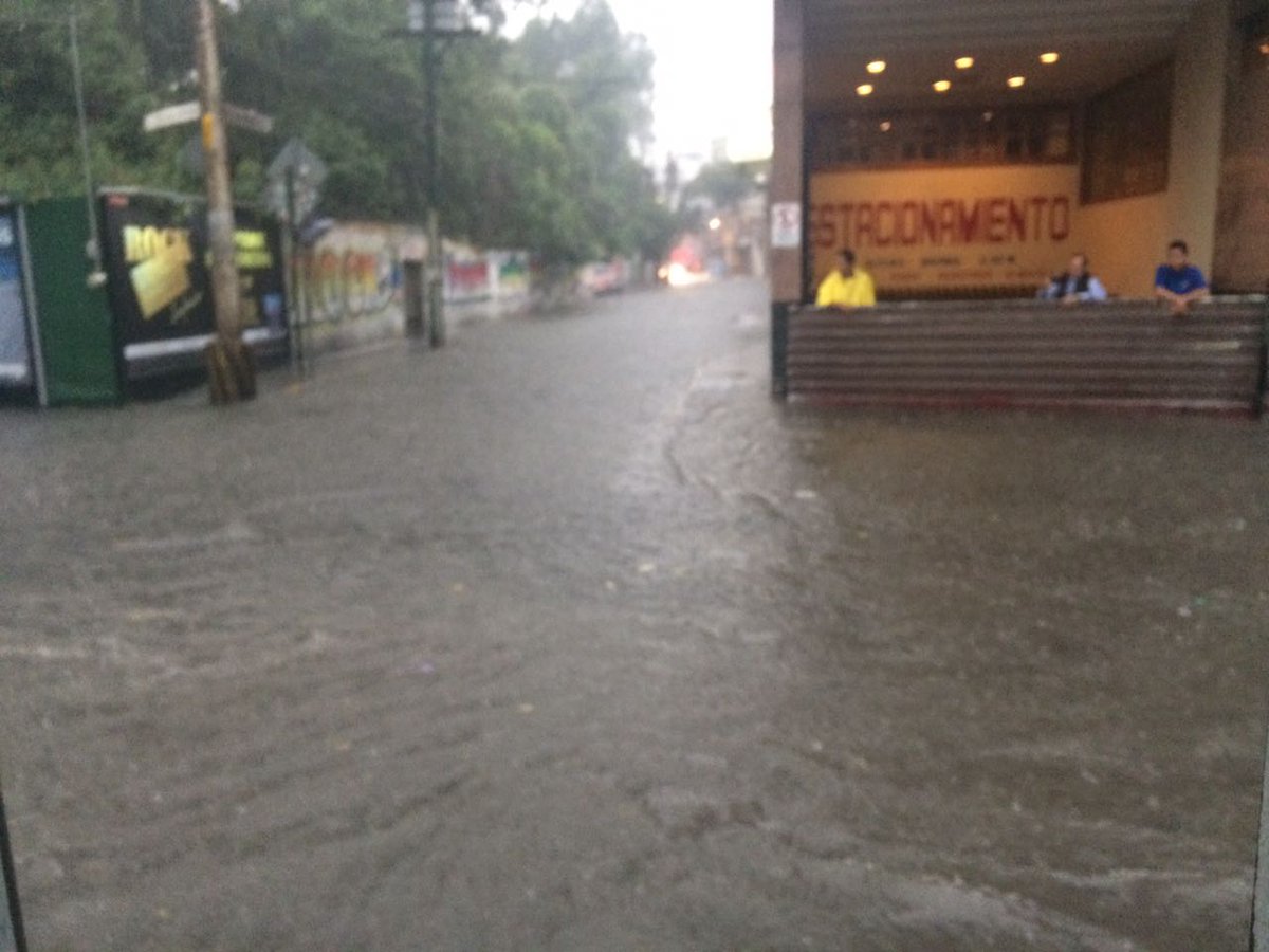 OlimpoNotiMx's tweet photo. Precaución.

Inundado el cruce de Calzada de Tlalmanalco, colonia Santa Úrsula Coapa, delegación Coyoacán. https://t.co/W0acFRT1ca