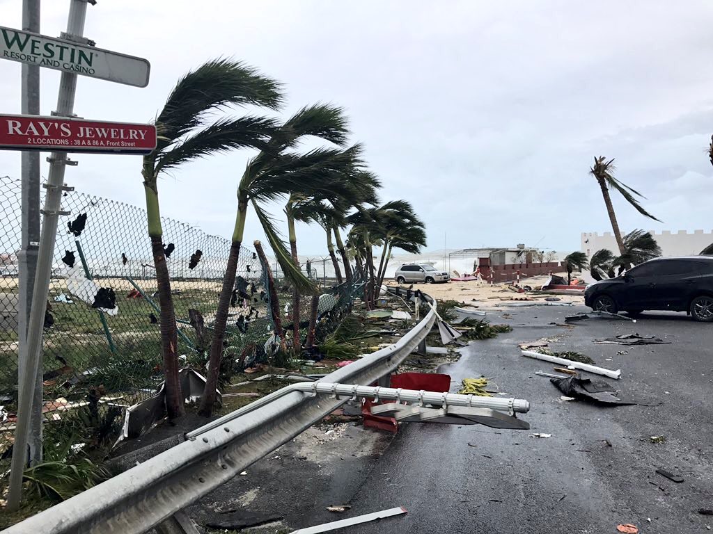 KvanOosterom's tweet photo. Images from #StMaarten by @jonathanfalwell who is there are pretty worrysome. https://t.co/Y4tyXl5lAr