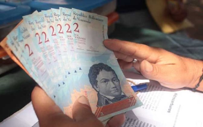 El negocio que  realizan con los billetes de 2 bolívares  goo.gl/VA5uS9