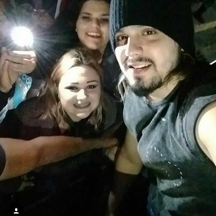 Guardiasluan's tweet photo. Luan atendendo as fãs agora pouco no aeroporto de Navegantes-SC. Boa noite! ❤ https://t.co/4OZ0RpWz9I