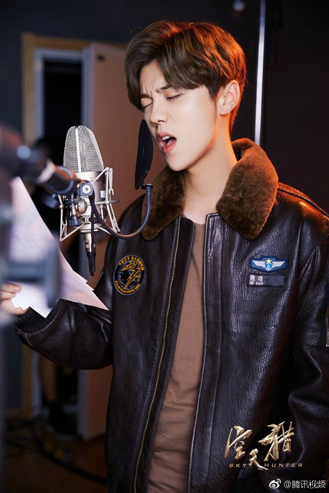 [PHOTO] 170907 #LuHan sings movie “Sky Hunter”'s ending theme song "A Childlike Heart Chasing the Dream"