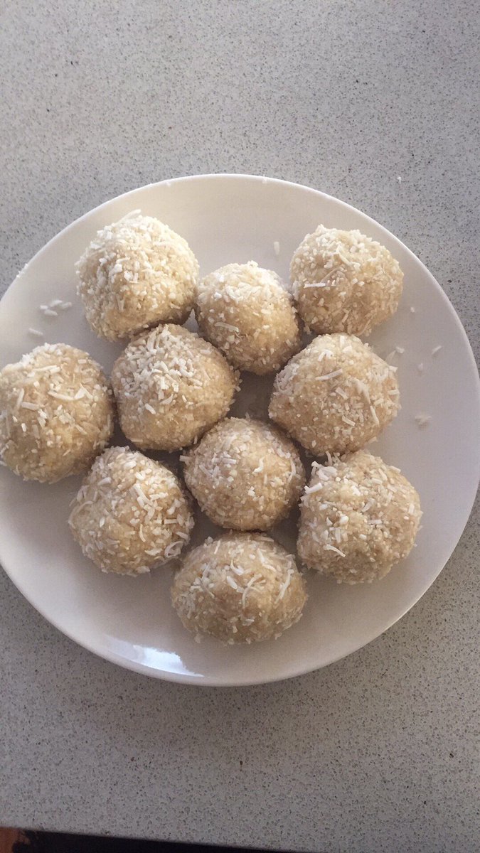 CarlyUOW1's tweet photo. Homemade protein balls! #mark320 https://t.co/ZEaThI9HYC