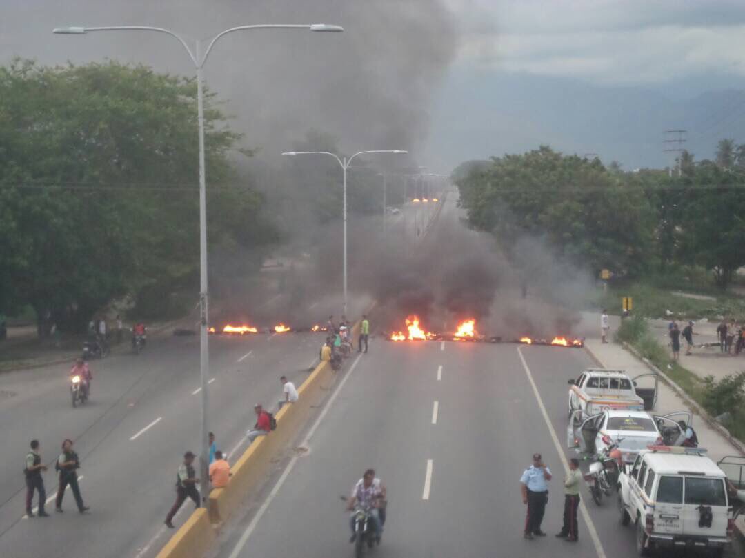 SegoviaBastidas's tweet photo. Mientras #Venezuela ayuda a afectados por huracán #Irma. En Aragua protestan porque no los atiende tras desbordamiento del Lago de #Valencia https://t.co/IVSE8fkQsi