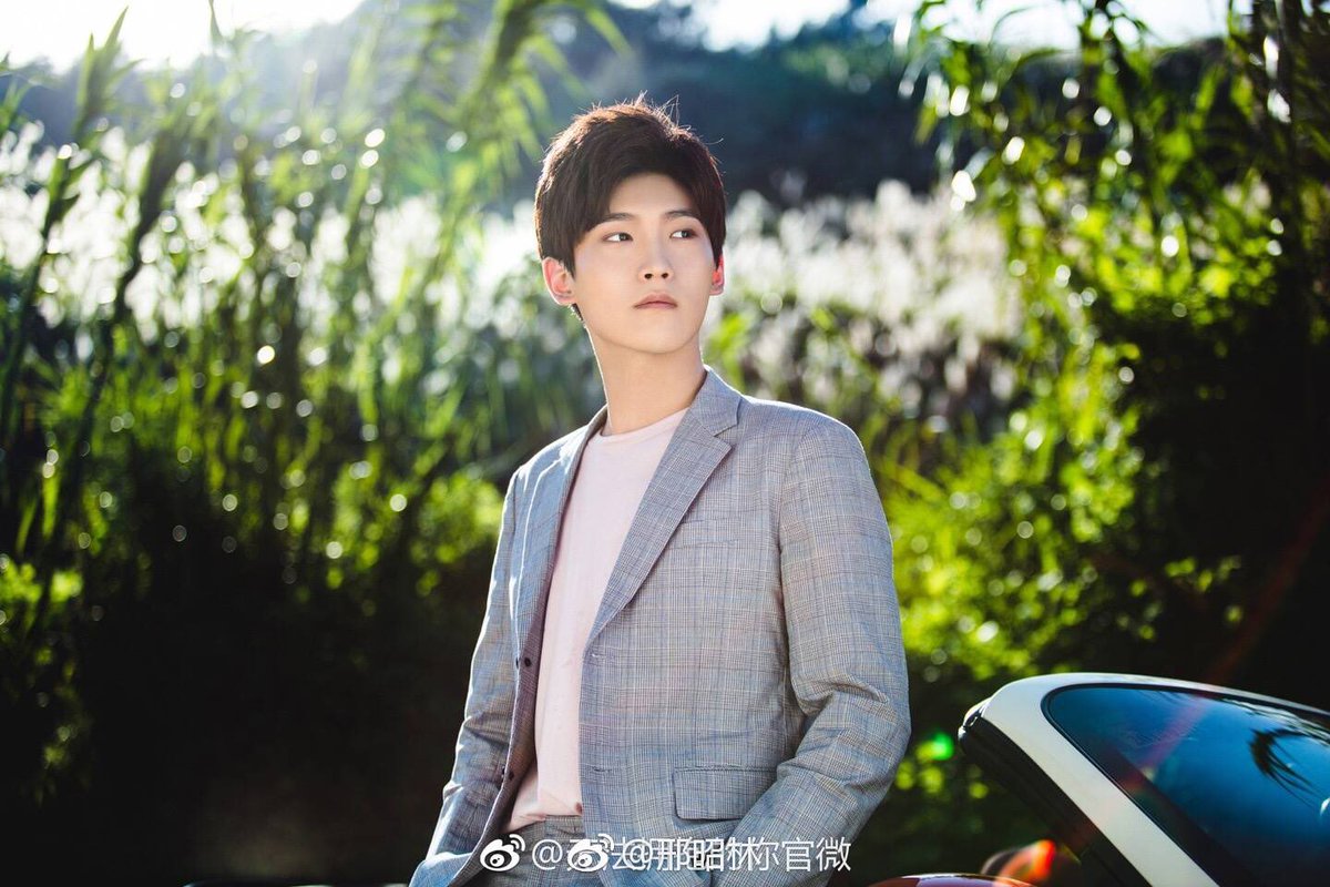 오늘 초교전의 월칠공자 .쌍세총비의 팔황자 형소림 생일이구나!!🎂🎂🎂임경신이 드라마의 인연을 소중히 이어가자고 이쁘게 생축 댓글을 달아줌...