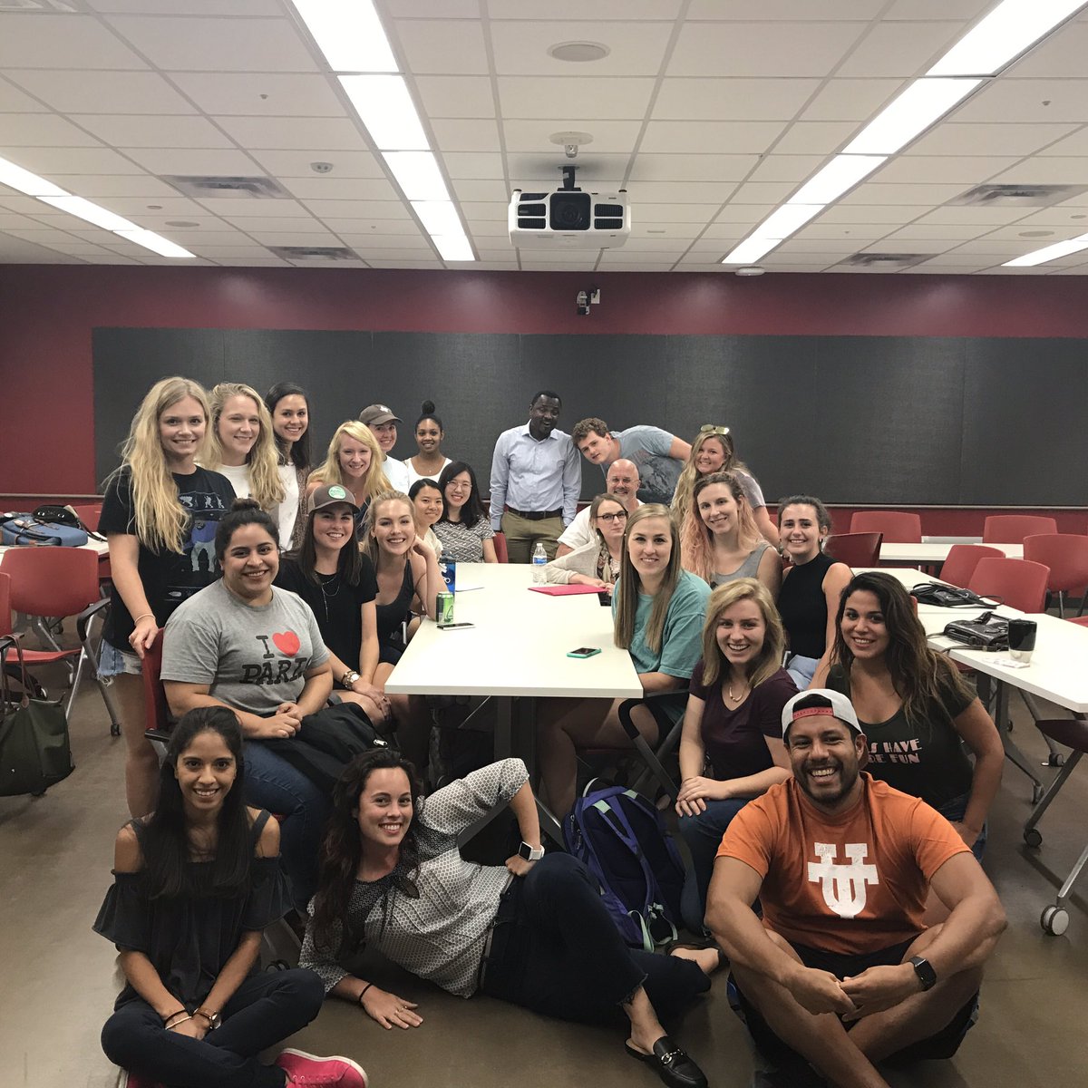 AdGradCouncil's tweet image. Started off the semester right with a great AGC meeting! #fall #adgrads #newbies