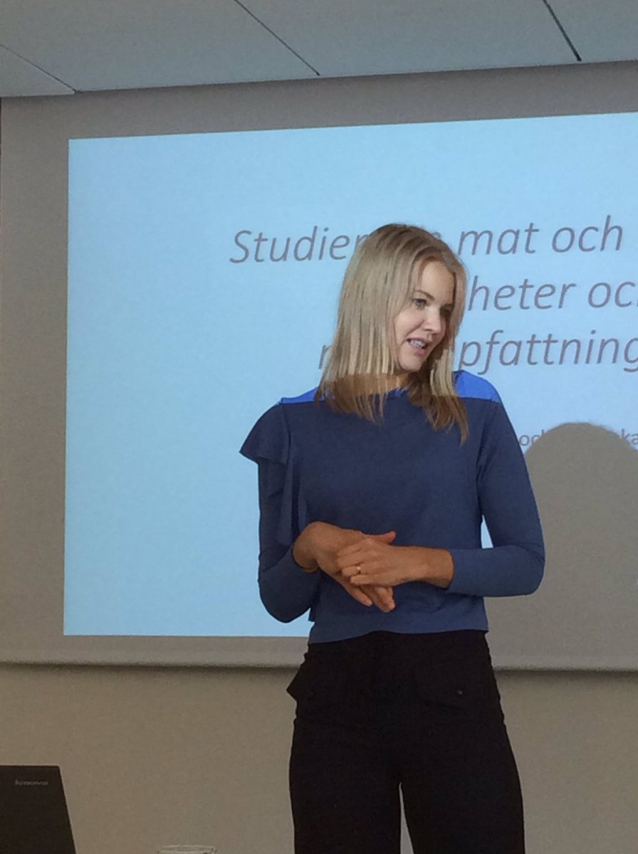 Kolla, hon finns i verkligheten 😉. Lyssnar på <a href="/DrEmmaFrans/">Emma Frans</a> när hon pratar om kost och forskning <a href="/Hjartamjolk/">Hjärta mjölk</a> #hälsa #matmyter