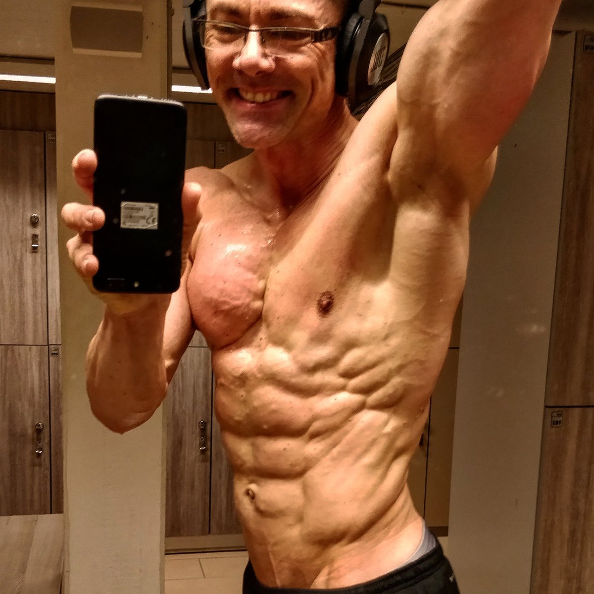 K_Krygermeier's tweet image. Last selfie before cooler and competition Saturday , nationals in DK 🇩🇰 Master's physiquie +45 and men's physquie +182cm 💪😘 oh yeah baby 😘