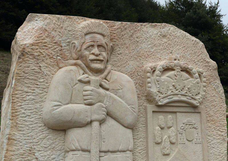 pedroveraOyP's tweet photo. Relieve de Miguel Angel Revilla en Polaciones. La escultura no puede quedar huérfana de mi talento. https://t.co/fmUJ620dfs