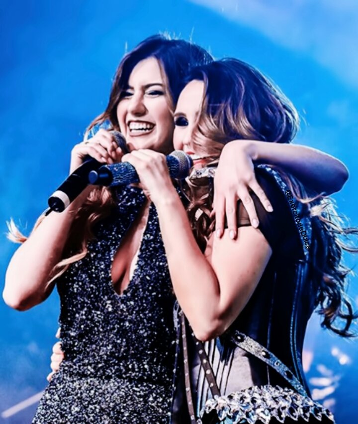 ExercitodeDulce's tweet photo. #TBT @DulceMaria con @sofioliveiraa na #DMworldtourSP 💚💛 https://t.co/EumM7z8AHw