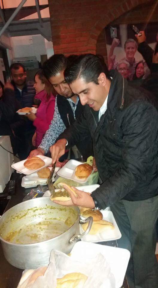 CoqueGarciaG's tweet photo. Preparándoles a mis conpañeros del #CMPRI una tortita d chicharrón en salsa verde que hicimos en la casa d ustedes #6toInformeEruviel #Ánimo https://t.co/BpJqCwIZv3