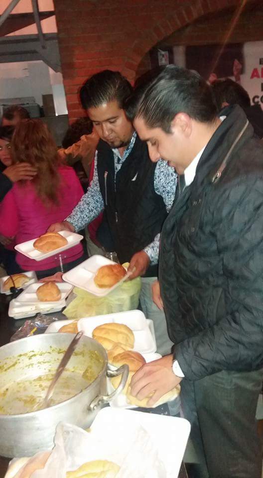 CoqueGarciaG's tweet photo. Preparándoles a mis conpañeros del #CMPRI una tortita d chicharrón en salsa verde que hicimos en la casa d ustedes #6toInformeEruviel #Ánimo https://t.co/BpJqCwIZv3