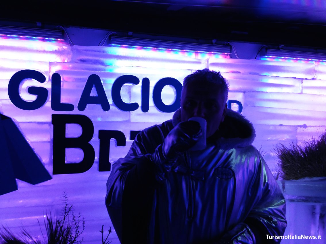 TurismoItaliaNw's tweet photo. #Argentina Un bicchiere di ghiaccio per l’aperitivo al #GlacioBar del #Glaciarium Museo del Hielo Patagónico [VIDEO] https://t.co/zsXbvLigZZ https://t.co/bZNOmvNh1j