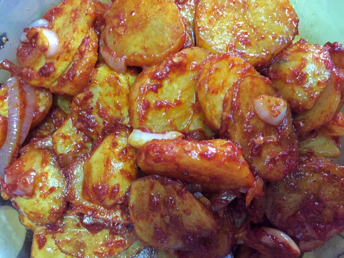 Nlly____'s tweet image. Lunch time.mana yg sempat je masak.teringin kentang berlada tu je😚 #lemakkobis #sambalsotong #kentangberlada