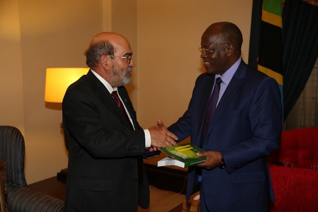 FAOTanzania's tweet photo. UNFAO Director General @grazianodasilva holds talks with Head of State Pres. Magufuli in Dar es salaam #AgricultureTransformation #FAOTZ https://t.co/2VXgIbOGrR